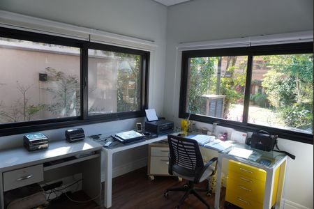 Casa de condomínio à venda com 480m², 3 quartos e 4 vagasEscritório