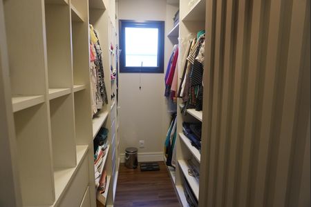 Casa de condomínio à venda com 480m², 3 quartos e 4 vagasCloset da suíte 3