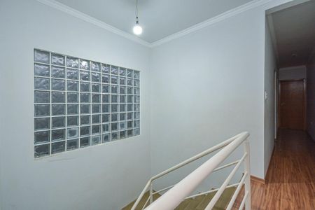 Escada de casa para alugar com 3 quartos, 140m² em Jardim Primavera, São Paulo