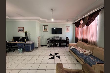 Casa de condomínio à venda com 312m², 4 quartos e 4 vagas Casa de condomínio à venda com 312m², 4 quartos e 4 vagasSala de TV