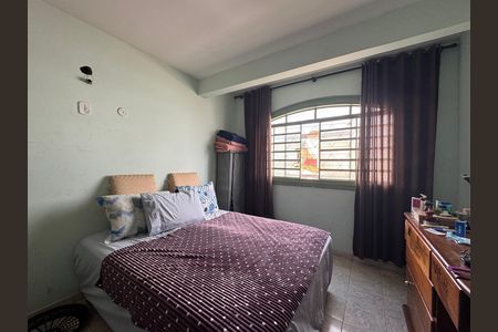 Casa de condomínio à venda com 312m², 4 quartos e 4 vagas Casa de condomínio à venda com 312m², 4 quartos e 4 vagasQuarto 1