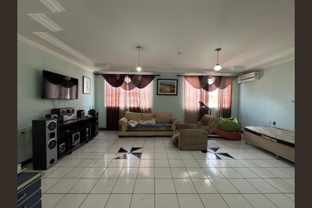 Casa de condomínio à venda com 312m², 4 quartos e 4 vagas Casa de condomínio à venda com 312m², 4 quartos e 4 vagasSala de TV