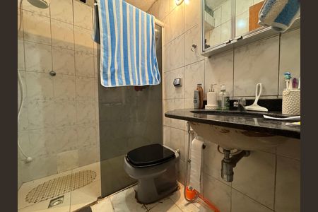 Casa de condomínio à venda com 312m², 4 quartos e 4 vagas Casa de condomínio à venda com 312m², 4 quartos e 4 vagasBanheiro da Suíte