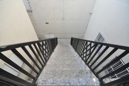 Escada de casa de condomínio para alugar com 2 quartos, 42m² em Vila Nova Carolina, São Paulo