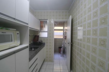 Cozinha de apartamento para alugar com 2 quartos, 75m² em Jardim Las Palmas, Guarujá