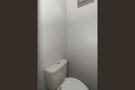 Banheiro de serviço de apartamento para alugar com 2 quartos, 86m² em São Geraldo, Porto Alegre