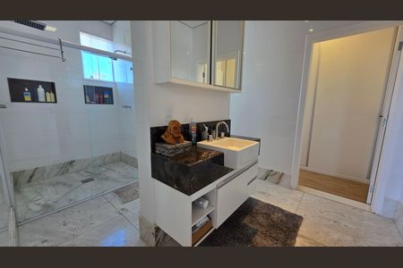 Casa de condomínio à venda com 560m², 6 quartos e 12 vagas Casa de condomínio à venda com 560m², 6 quartos e 12 vagasBanheiro da Suíte
