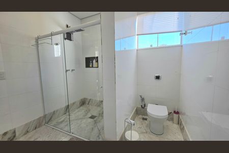 Casa de condomínio à venda com 560m², 6 quartos e 12 vagas Casa de condomínio à venda com 560m², 6 quartos e 12 vagasBanheiro da Suíte 1
