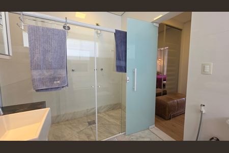 Casa de condomínio à venda com 560m², 6 quartos e 12 vagas Casa de condomínio à venda com 560m², 6 quartos e 12 vagasBanheiro da Suíte 2