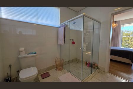 Casa de condomínio à venda com 560m², 6 quartos e 12 vagas Casa de condomínio à venda com 560m², 6 quartos e 12 vagasBanheiro suíte 4