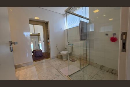 Casa de condomínio à venda com 560m², 6 quartos e 12 vagas Casa de condomínio à venda com 560m², 6 quartos e 12 vagasBanheiro da Suíte 4