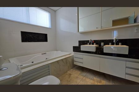 Casa de condomínio à venda com 560m², 6 quartos e 12 vagas Casa de condomínio à venda com 560m², 6 quartos e 12 vagasBanheiro da Suíte 2