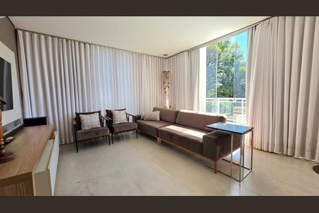 Casa de condomínio à venda com 560m², 6 quartos e 12 vagas Casa de condomínio à venda com 560m², 6 quartos e 12 vagasSala de TV