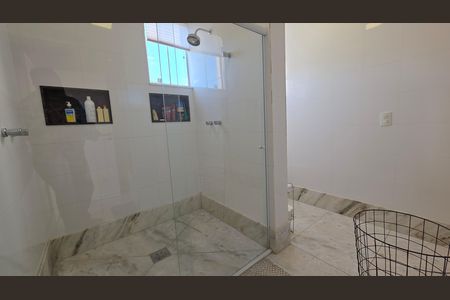 Casa de condomínio à venda com 560m², 6 quartos e 12 vagas Casa de condomínio à venda com 560m², 6 quartos e 12 vagasBanheiro da Suíte 1