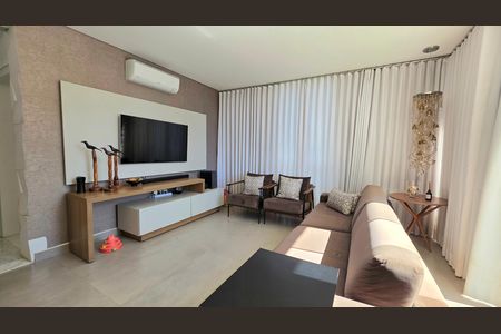 Casa de condomínio à venda com 560m², 6 quartos e 12 vagas Casa de condomínio à venda com 560m², 6 quartos e 12 vagasSala de tv