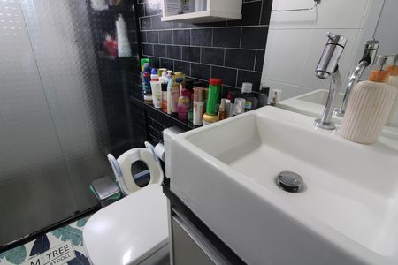 Banheiro de apartamento à venda com 2 quartos, 57m² em Vila Paranagua, São Paulo