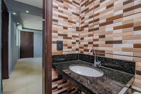 Banheiro de apartamento à venda com 2 quartos, 38m² em Jardim Dona Leopoldina, Porto Alegre