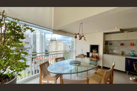 Apartamento à venda com 151m², 2 quartos e 3 vagas Apartamento à venda com 151m², 2 quartos e 3 vagasVaranda gourmet