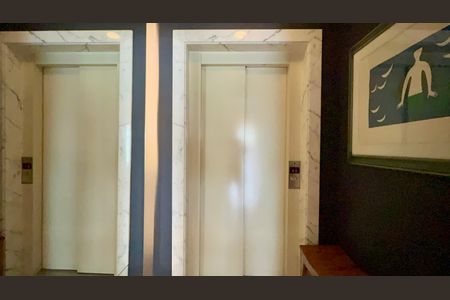 Apartamento à venda com 151m², 2 quartos e 3 vagas Apartamento à venda com 151m², 2 quartos e 3 vagasHall social