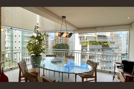 Apartamento à venda com 151m², 2 quartos e 3 vagas Apartamento à venda com 151m², 2 quartos e 3 vagasVaranda gourmet