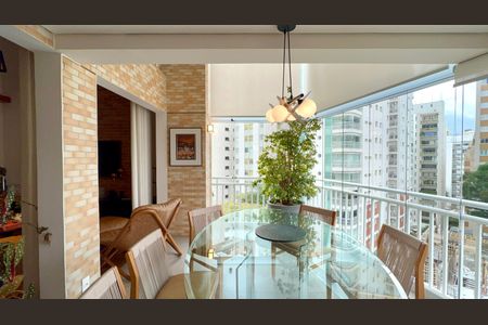 Apartamento à venda com 151m², 2 quartos e 3 vagas Apartamento à venda com 151m², 2 quartos e 3 vagasVaranda gourmet