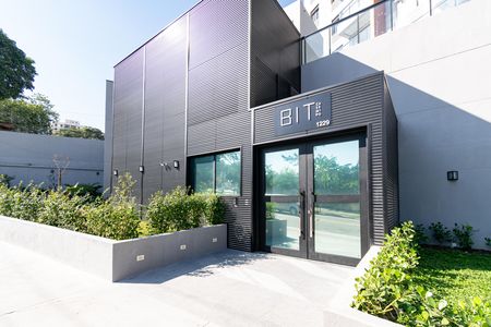 Fachada de apartamento para alugar com 2 quartos, 56m² em Mirandópolis, São Paulo