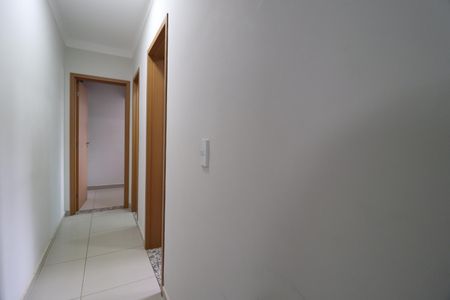 Corredor de apartamento para alugar com 2 quartos, 64m² em Santa Mônica, Uberlândia