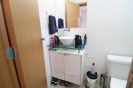 Banheiro do Quarto 2 de apartamento para alugar com 2 quartos, 64m² em Santa Mônica, Uberlândia
