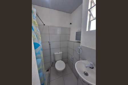 Banheiro de kitnet/studio para alugar com 1 quarto, 24m² em Santa Rosa, Niterói