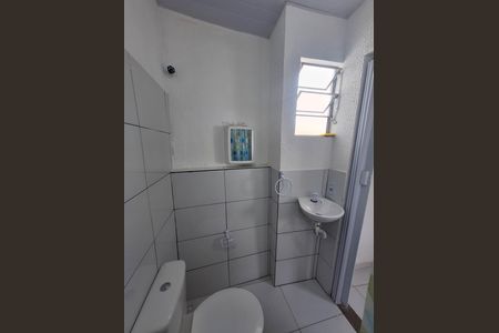 Banheiro de kitnet/studio para alugar com 1 quarto, 24m² em Santa Rosa, Niterói
