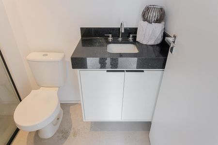 Banheiro de kitnet/studio à venda com 1 quarto, 27m² em Pinheiros, São Paulo