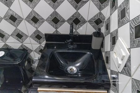 Banheiro de apartamento para alugar com 2 quartos, 48m² em Cosmos, Rio de Janeiro