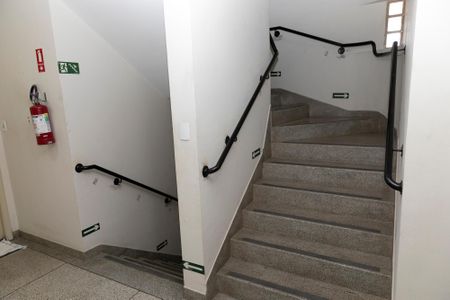 HALL DO ELEVADOR E ESCADARIA de apartamento para alugar com 2 quartos, 68m² em Jardim Leonor, Campinas