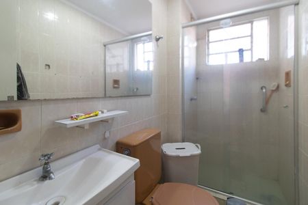Banheiro de apartamento à venda com 1 quarto, 55m² em Medianeira, Porto Alegre