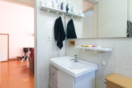 Banheiro de apartamento à venda com 1 quarto, 55m² em Medianeira, Porto Alegre