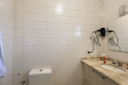 Casa de condomínio à venda com 244m², 3 quartos e 4 vagas Casa de condomínio à venda com 244m², 3 quartos e 4 vagasBanheiro da Suíte 1