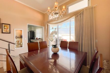Casa de condomínio à venda com 244m², 3 quartos e 4 vagas Casa de condomínio à venda com 244m², 3 quartos e 4 vagasSala de Jantar