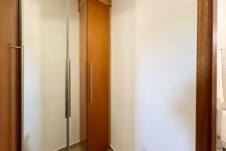 Casa de condomínio à venda com 244m², 3 quartos e 4 vagas Casa de condomínio à venda com 244m², 3 quartos e 4 vagasCloset da suíte 2