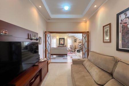 Casa de condomínio à venda com 244m², 3 quartos e 4 vagas Casa de condomínio à venda com 244m², 3 quartos e 4 vagasSala de TV