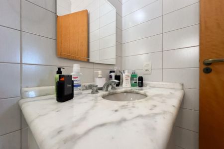 Casa de condomínio à venda com 244m², 3 quartos e 4 vagas Casa de condomínio à venda com 244m², 3 quartos e 4 vagasBanheiro da Suíte 2