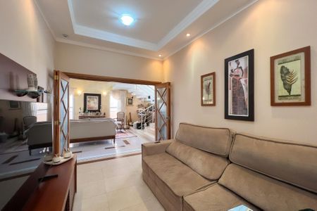 Casa de condomínio à venda com 244m², 3 quartos e 4 vagas Casa de condomínio à venda com 244m², 3 quartos e 4 vagasSala de TV