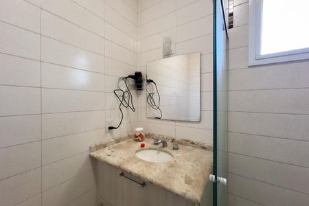 Casa de condomínio à venda com 244m², 3 quartos e 4 vagas Casa de condomínio à venda com 244m², 3 quartos e 4 vagasBanheiro da Suíte 1