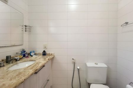 Casa de condomínio à venda com 244m², 3 quartos e 4 vagas Casa de condomínio à venda com 244m², 3 quartos e 4 vagasBanheiro da Suíte 3