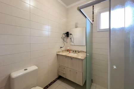 Casa de condomínio à venda com 244m², 3 quartos e 4 vagas Casa de condomínio à venda com 244m², 3 quartos e 4 vagasBanheiro da Suíte 1