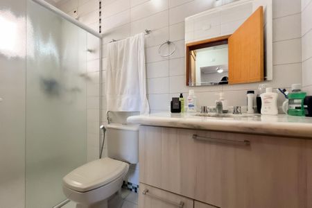 Casa de condomínio à venda com 244m², 3 quartos e 4 vagas Casa de condomínio à venda com 244m², 3 quartos e 4 vagasBanheiro da Suíte 2