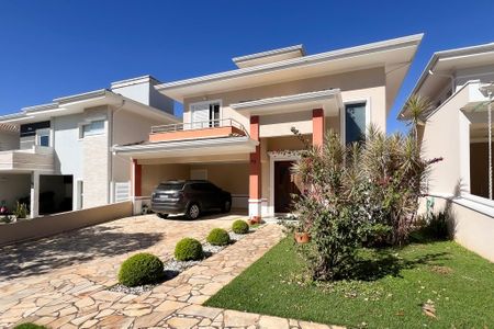 Casa de condomínio à venda com 244m², 3 quartos e 4 vagas Casa de condomínio à venda com 244m², 3 quartos e 4 vagasFachada