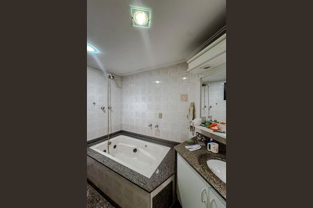 Apartamento à venda com 211m², 3 quartos e 3 vagasBanheiro da Suíte
