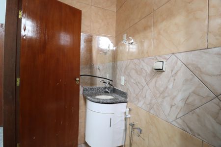 Casa para alugar com 70m², 2 quartos e 5 vagasBanheiro do Quarto 1