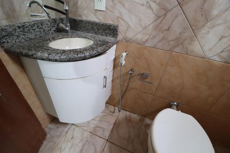 Casa para alugar com 70m², 2 quartos e 5 vagasBanheiro do Quarto 1