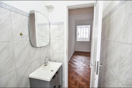 Banheiro de apartamento para alugar com 1 quarto, 48m² em Grajaú, Rio de Janeiro